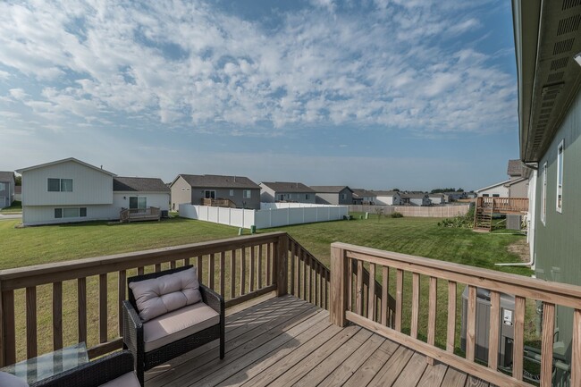 Building Photo - Open-Concept 3-Bedroom with Corner Lot Vie...