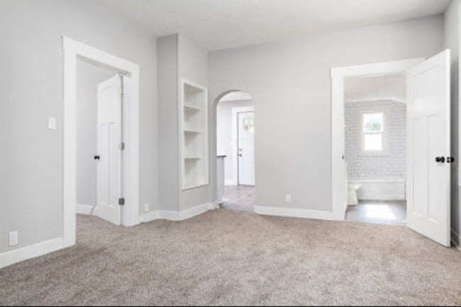 Building Photo - Updated 2 Bedroom Home!