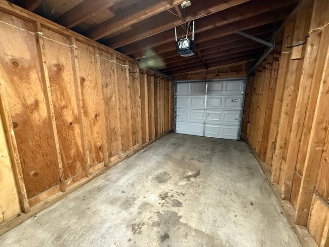 Building Photo - 3 Bed 2.5 Bath House In Leschi