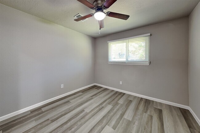 Building Photo - 1618 Live Oak Hollow St