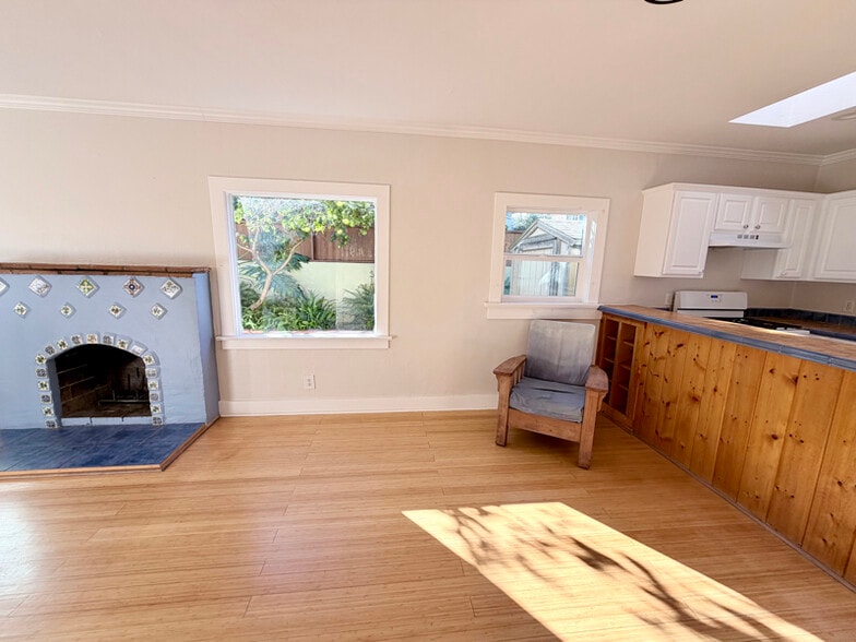 Building Photo - 230 W H St