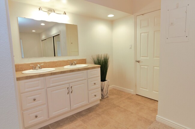 Building Photo - 1 Bedroom Condo For Lease in Fullerton