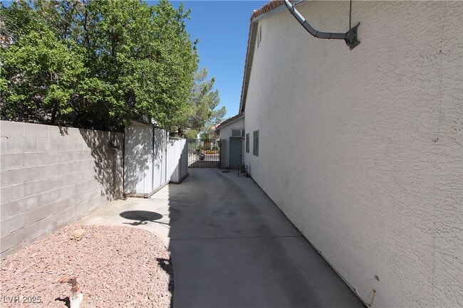 Building Photo - 6605 Vicuna Dr
