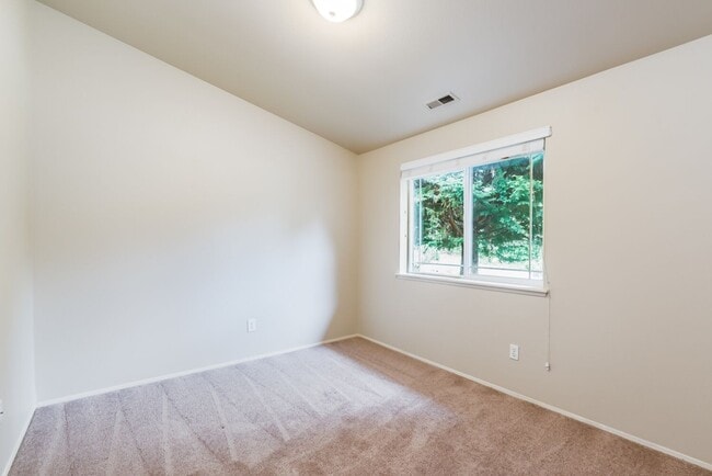 Building Photo - Inviting 3 Bedroom/2 Bathroom Duplex in Puyallup! Two Car Garage, Fenced Yard, Cul-de-Sac, New Pl...