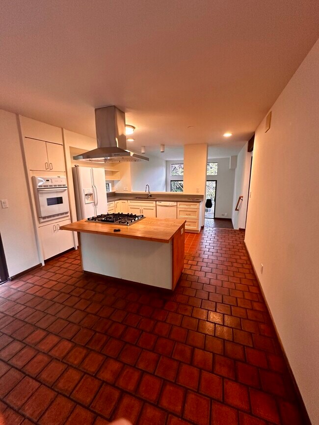 Building Photo - Unique Open living Space in North Berkeley