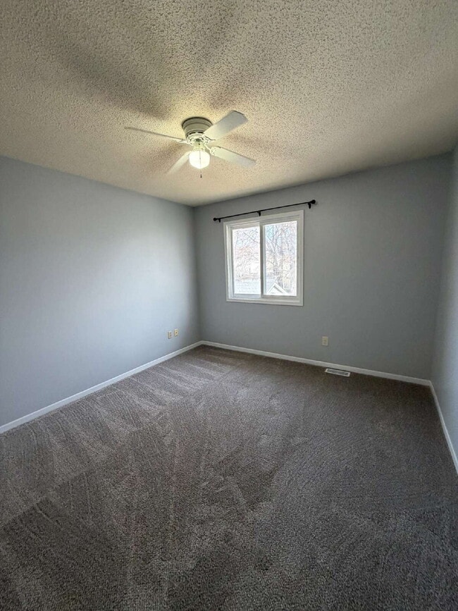 Building Photo - Newly renovated 2-bedroom 1.5 bath townhouse Near Merle Hay Mall!