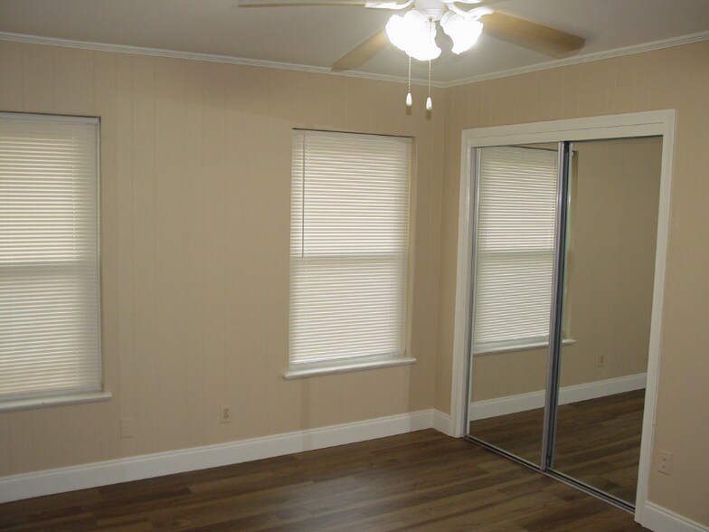 Building Photo - 1805 N Pl