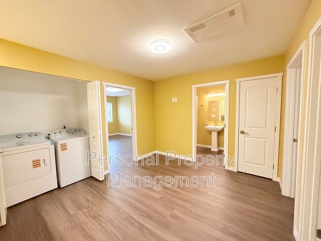 Building Photo - 5711 NE 74th Ct