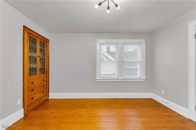 Building Photo - 10007 Parkview Ave