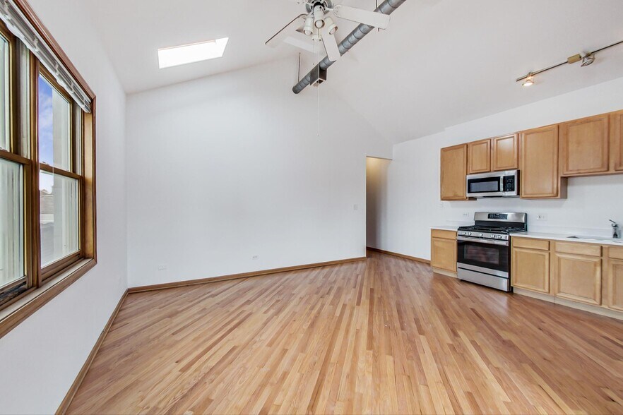 Building Photo - 1446 W Chicago Ave