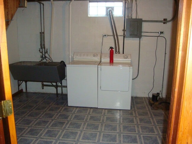 Building Photo - 3 Bedroom, 2 Bath Single Family Home in Quiet Kenosha Neighborhood