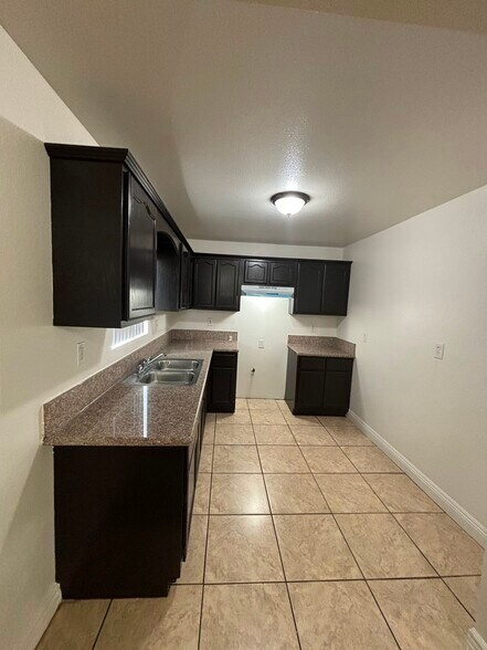 Building Photo - 1602 E 92nd St