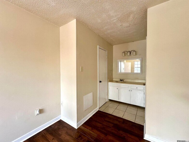 Building Photo - 15855 Sunderland Ave