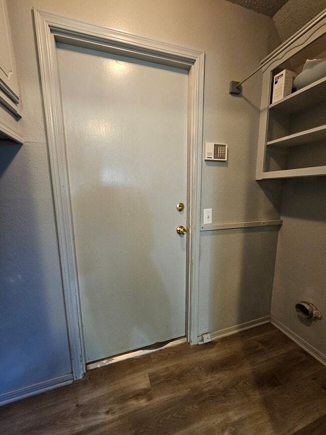 Building Photo - (3) Bed/(2) Bath in South OKC! Storm Shelt...
