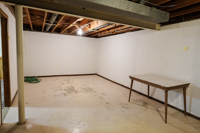 Building Photo - 12160 Bennington Pl