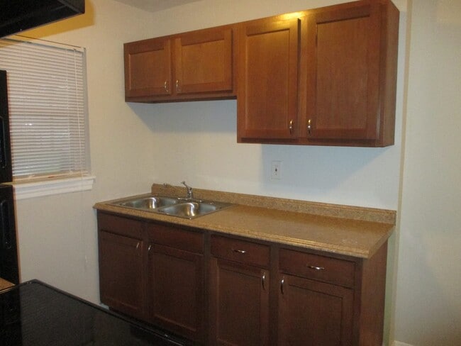 Building Photo - 3 Bedroom home in Sherwood Forest - VOUCHE...
