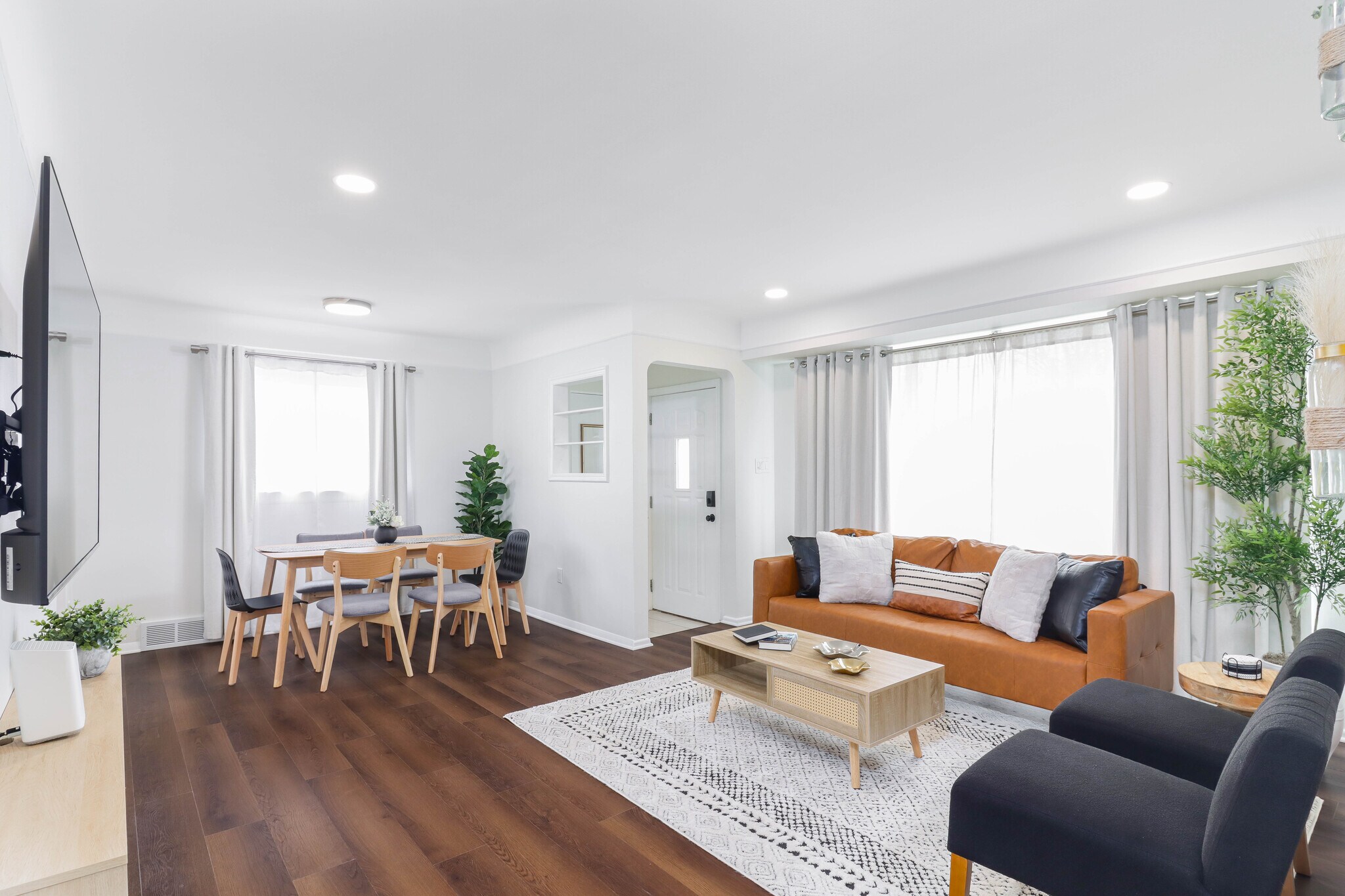 Building Photo - 29744 Rosslyn Ave