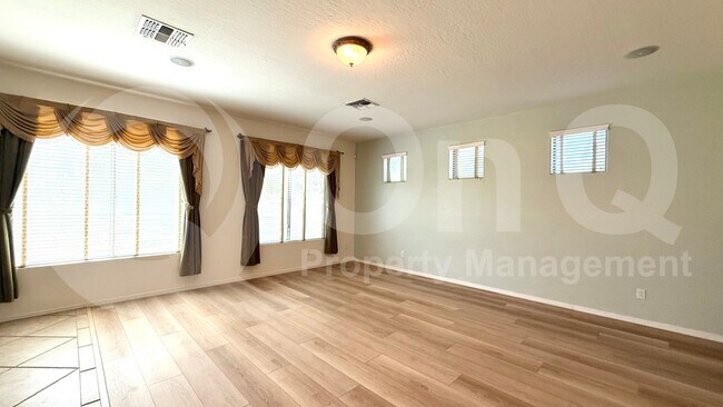 Building Photo - 2131 E Yellowstone Pl