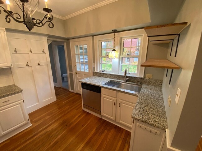 Building Photo - 5 Bedroom 4 Bath Home For Rent in Shaker Heights
