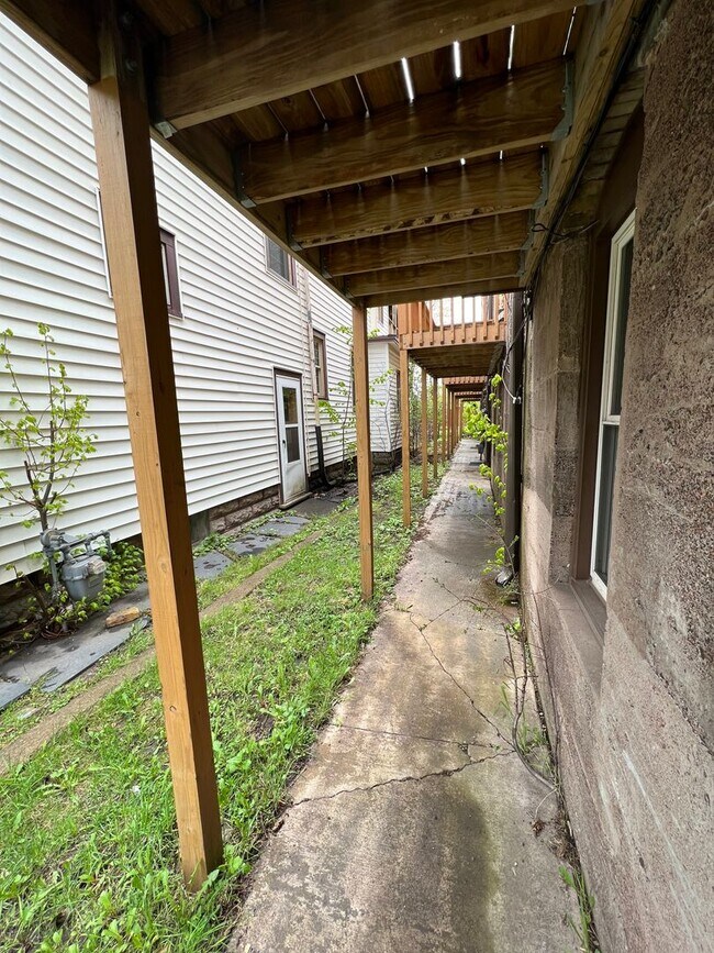 Building Photo - AVAILABLE JUNE -  4 Bed 1 Bath Townhome