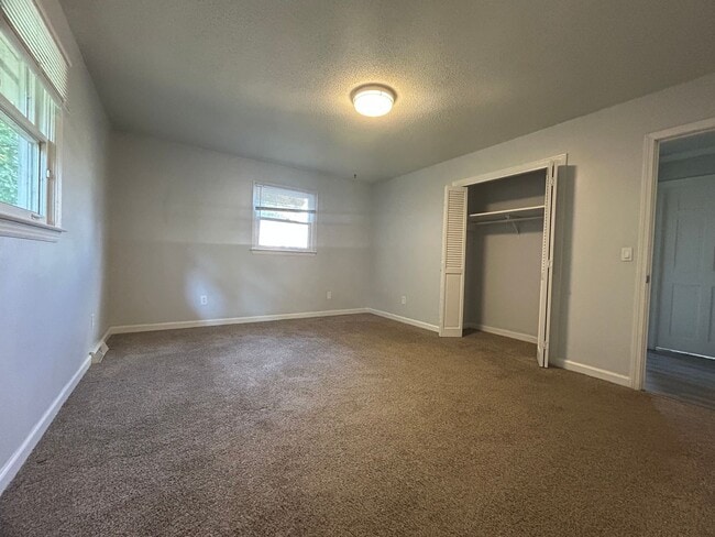 Building Photo - Large 4 bedroom 3 bathroom house in the he...