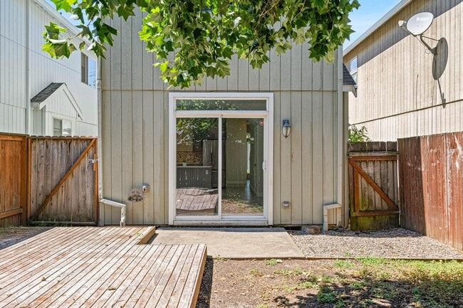 Building Photo - Lovely 3-bdrm/2-bath thin house in Portsmouth. Fenced backyard w/ deck, 1-car garage