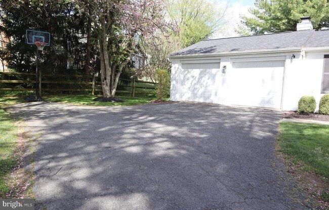 Building Photo - 15826 Anamosa Dr