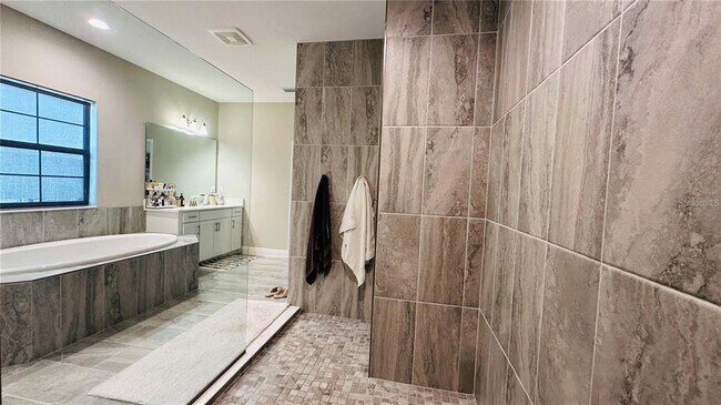 Building Photo - 12661 Oak Hill Way