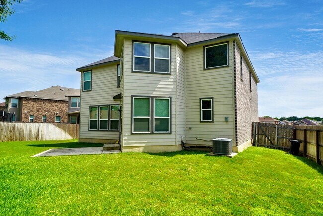 Building Photo - Beautiful 3-Bedroom Home with Flex Space in Universal City - Realtor Commission: $600