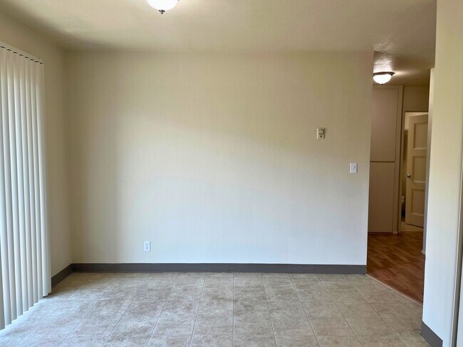 Building Photo - (WLO) Remodeled 2 Bed/1 Bath close to campus