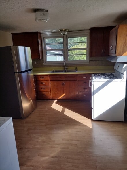 Building Photo - 705 W 13th St