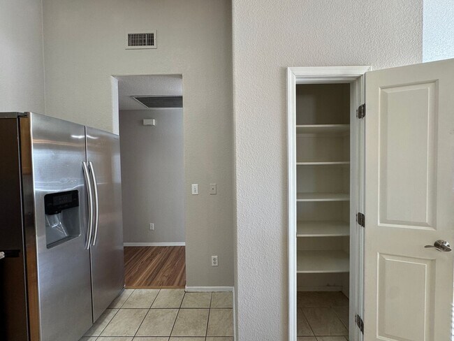 Building Photo - Great 4Bdm 2Ba Home, in a well desired loc...