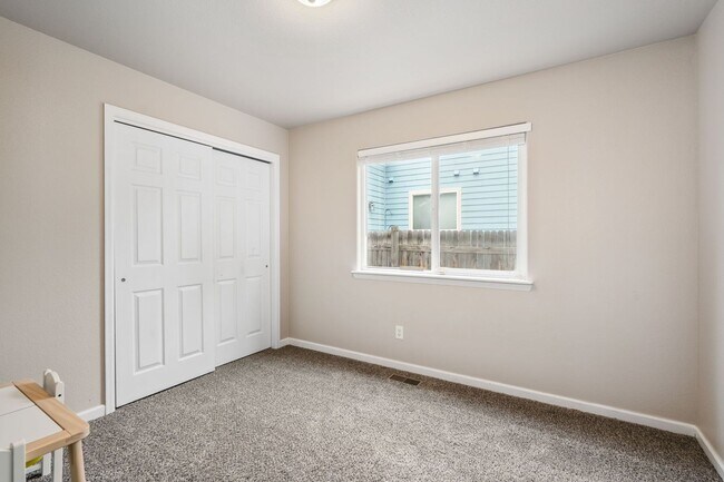 Building Photo - Stylish living in this modern 3 bed 2 bath...