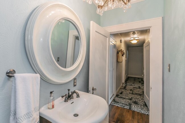 Building Photo - Charming Bungalow - Arlington Heights