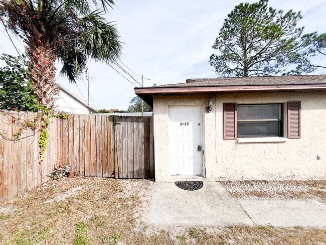 Building Photo - 5723 Silver Spur Dr
