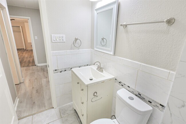 Building Photo - 1106-12th 1/2 12th 1/2 St N