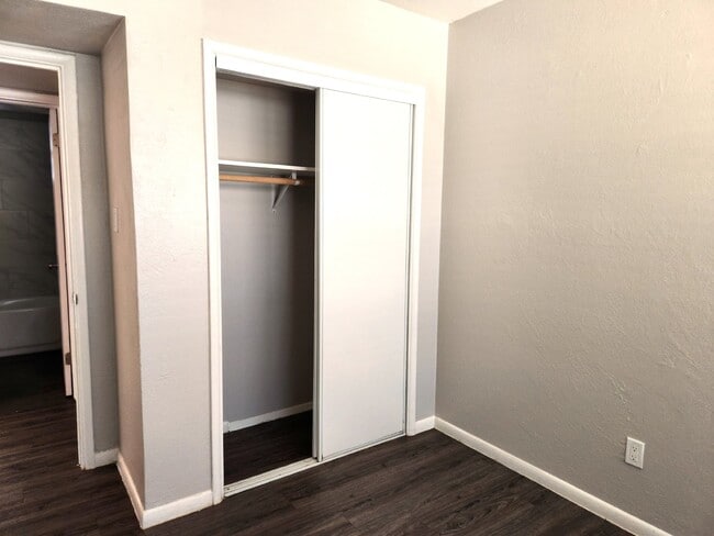 Building Photo - AFFORDABLE & UPDATED PHOENIX LIVING – PRIME LOCATION 1 BEDROOM OWENR OFFERING $500 GIFT CARD SUCC...