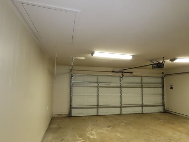 Building Photo - Updated 5 bedroom, 3 bathroom home in Tyle...