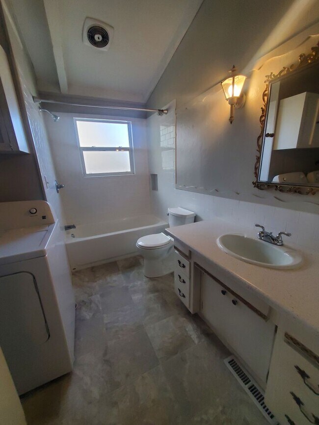 Building Photo - Spacious Ranch Style 4 BR Available in Aug...