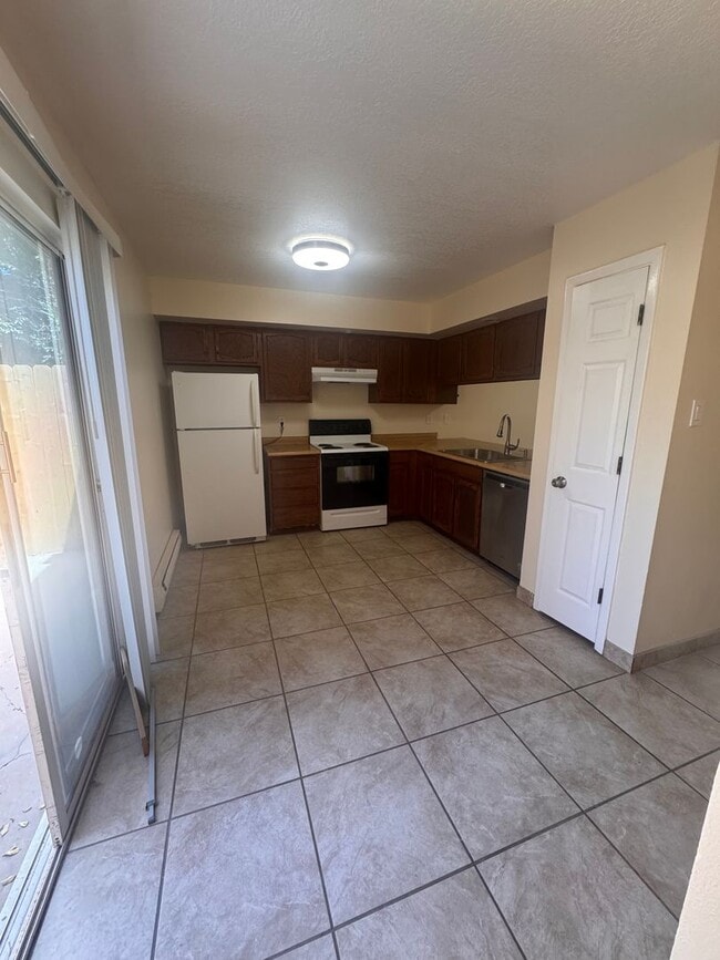 Building Photo - Cute Condo near University