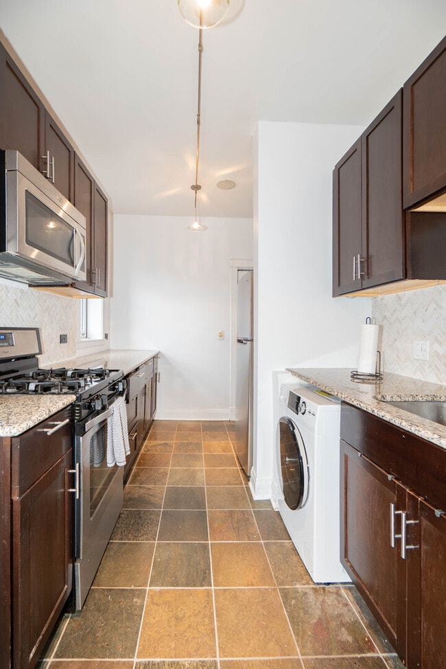 Building Photo - 536 1/2 W Cornelia Ave