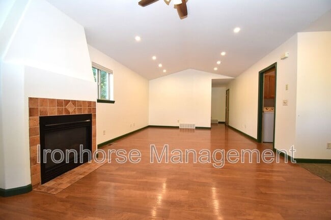 Building Photo - 502 Sanders Ave