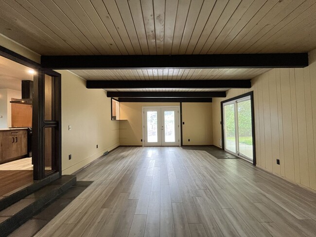 Building Photo - Beautiful 3-Bedroom West Linn Home with Bonus Room, Updated Kitchen and Large Fenced Yard