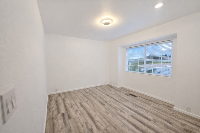 Building Photo - Executive 3 Bed Home with 3 Car Garage & Private Fenced Yard