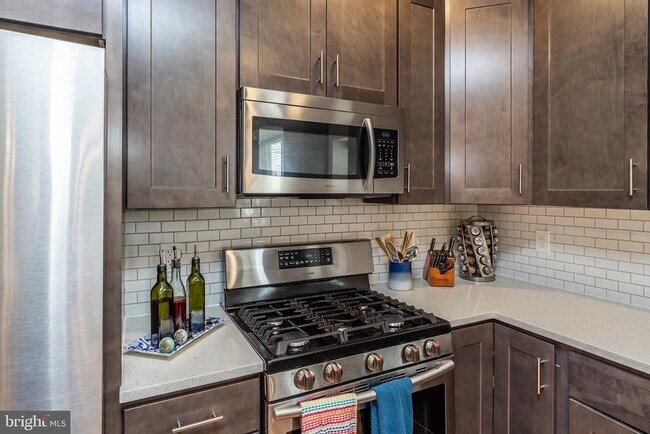 Building Photo - 365 Bonsal St