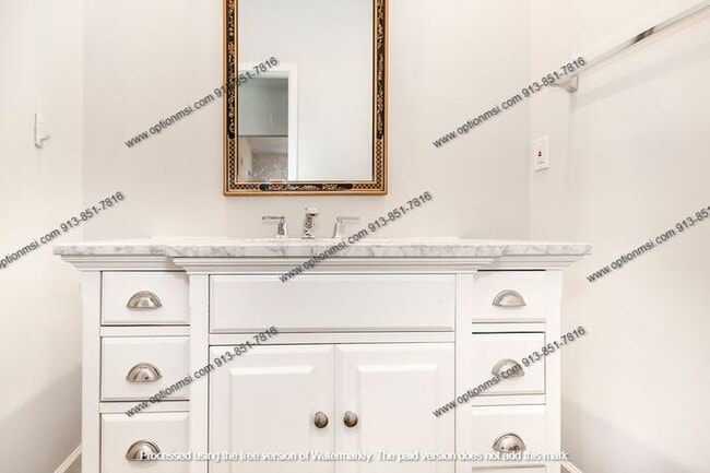 Building Photo - Fantastic Plaza location!!