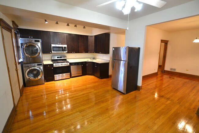 Building Photo - 3122 N California Ave