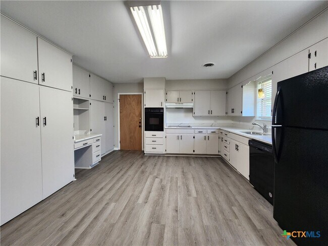 Building Photo - 273 Meadow Ave