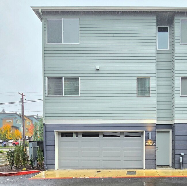 Building Photo - 4 Bedroom Townhome in Monroe - Pet Friendly - 1/2 1st Month Rent!