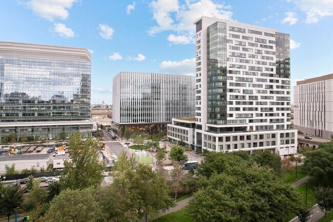 Building Photo - 2 Earhart St